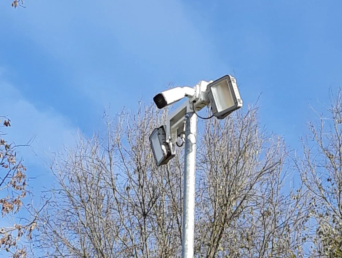 Una telecamera montata su un palo.