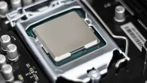 Foto di una porzione di una scheda madre, nella quale possiamo vedere il socket con una CPU inserita. Intorno si vedono altri componenti della circuiteria.