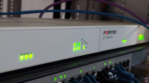 Nella foto si vede un firewall on-premise.