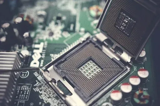Foto di una porzione di una scheda madre, nella quale possiamo vedere il socket di una CPU vuoto. Intorno si vedono altri componenti della circuiteria.