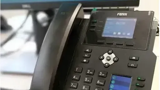 La foto ritrae un telefono fisso IP.